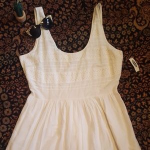 White flowy sleeveless old navy dress
